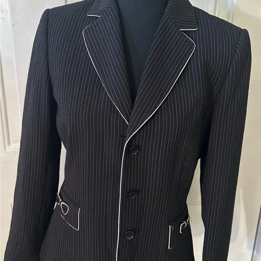 Tahari Arthur S Levine Black Pinstripe Blazer/Pants Suit with White Piping Sz 4 - Picture 1 of 9